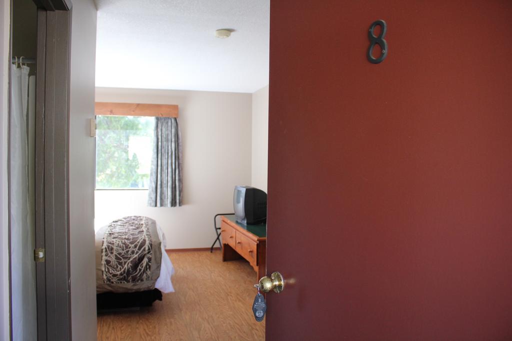 Bamfield Motel Salmon Beach Bagian luar foto