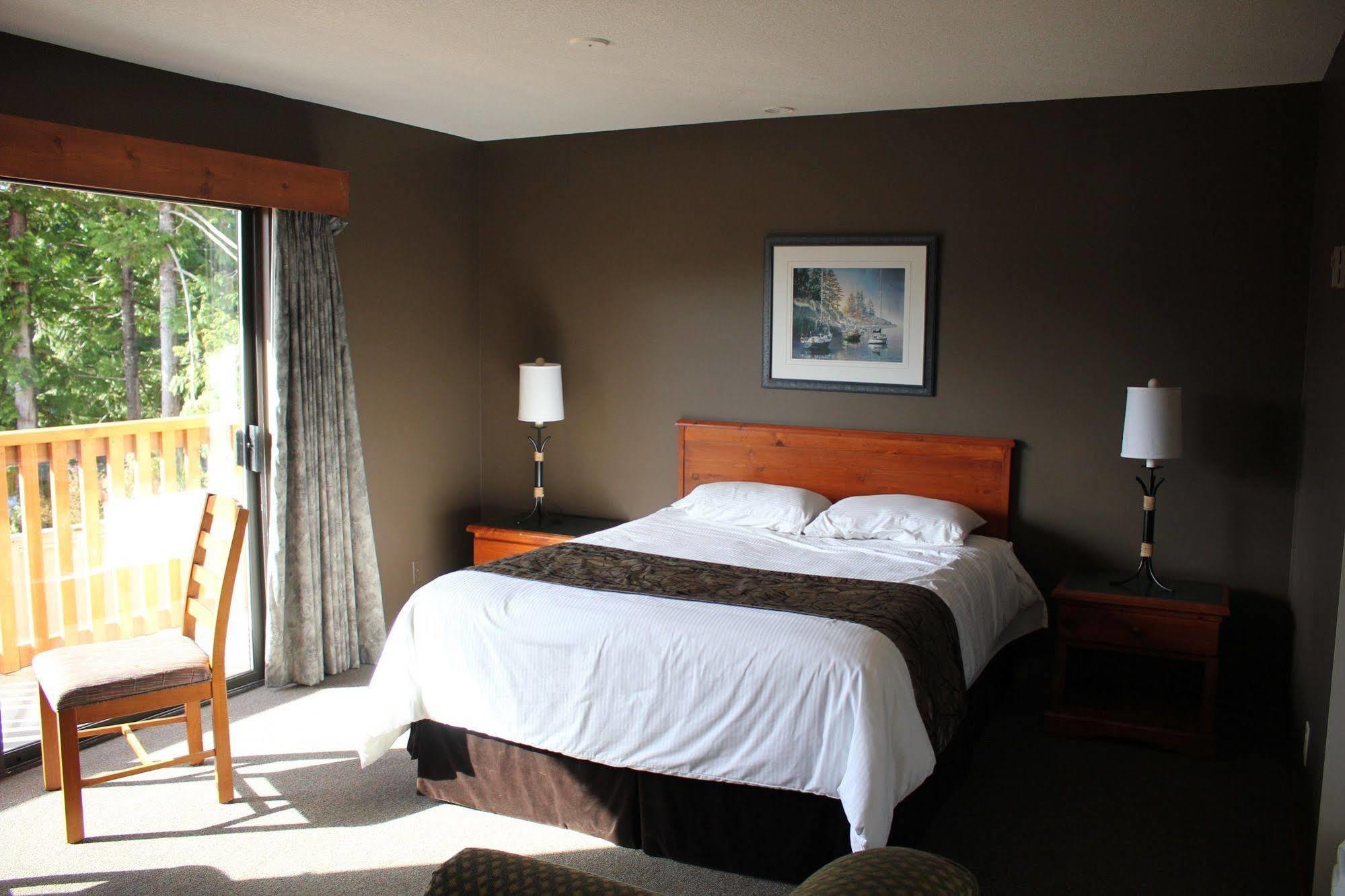 Bamfield Motel Salmon Beach Bagian luar foto