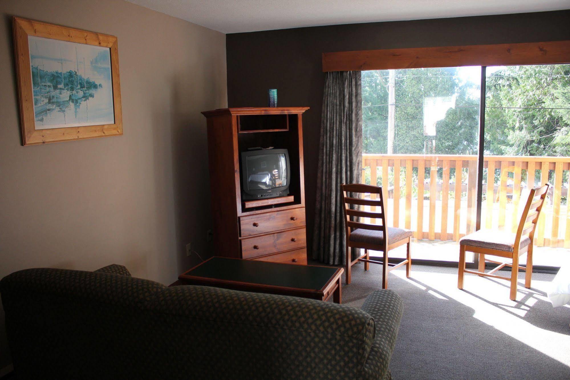 Bamfield Motel Salmon Beach Bagian luar foto