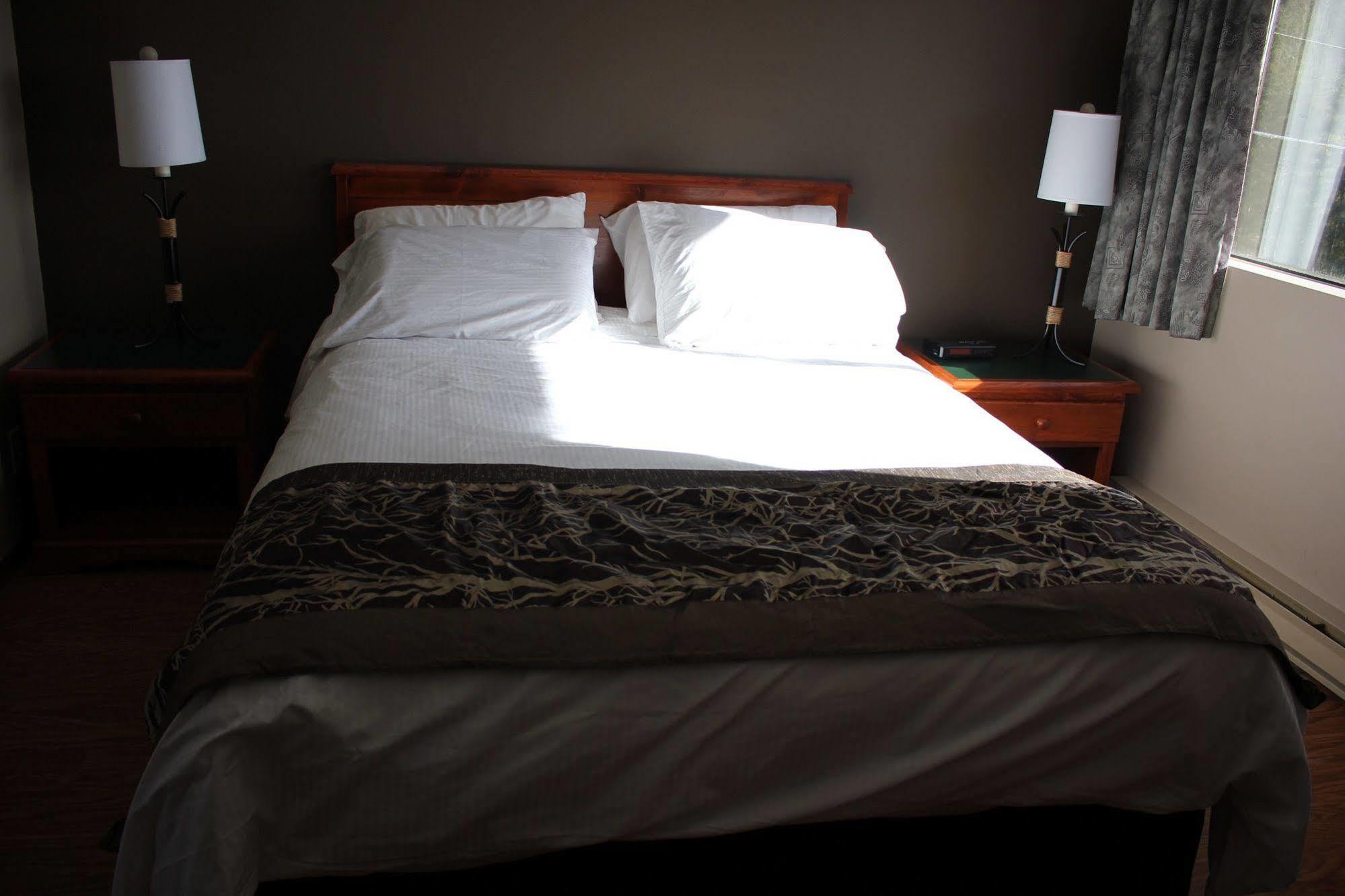 Bamfield Motel Salmon Beach Bagian luar foto